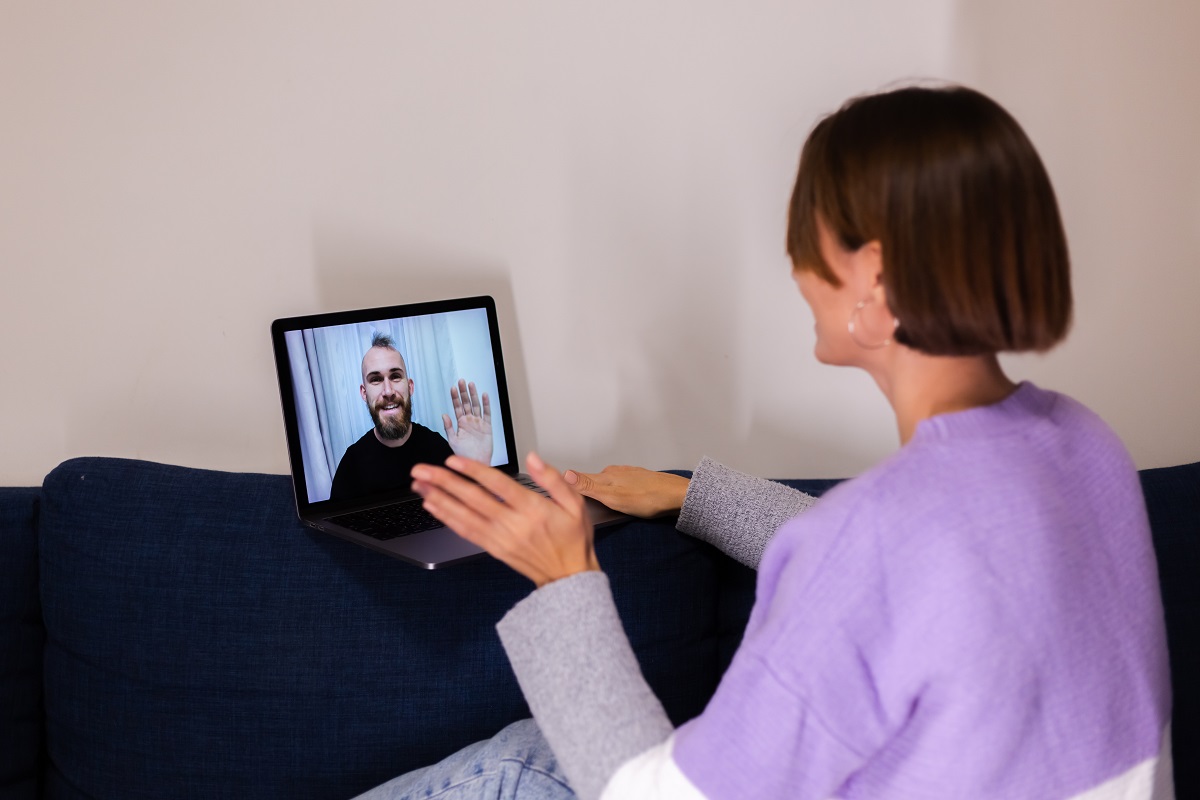 Mulher em casa fazendo video-chamada em plataforma digital de consulta
