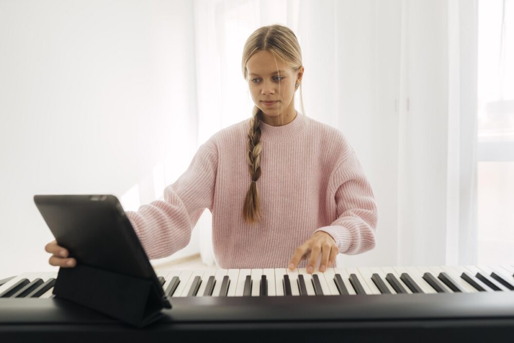 Jovem tocando piano em casa